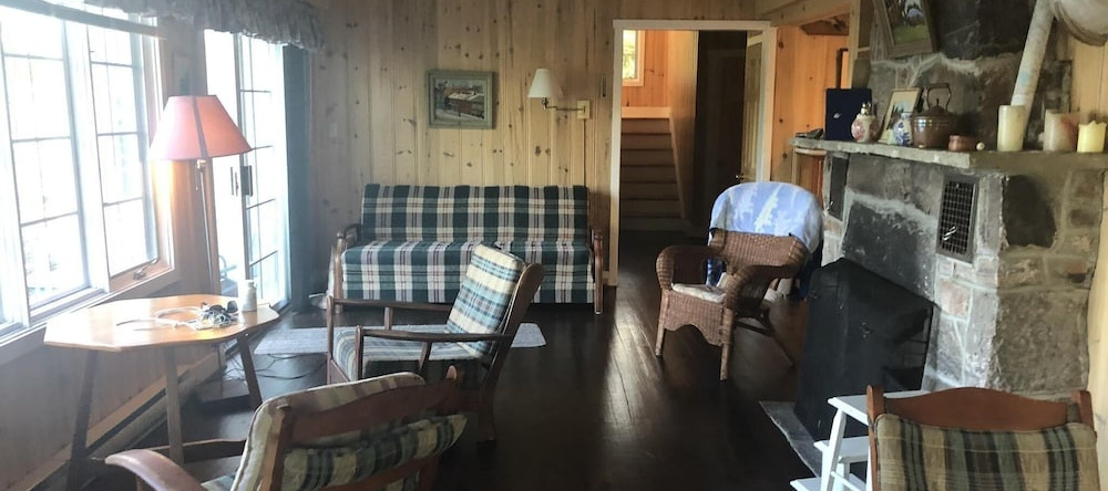 Blueberry Point A Classic Lake Joseph family cottage on a 900 ft peninsula, 卡灵港 — 照片 1