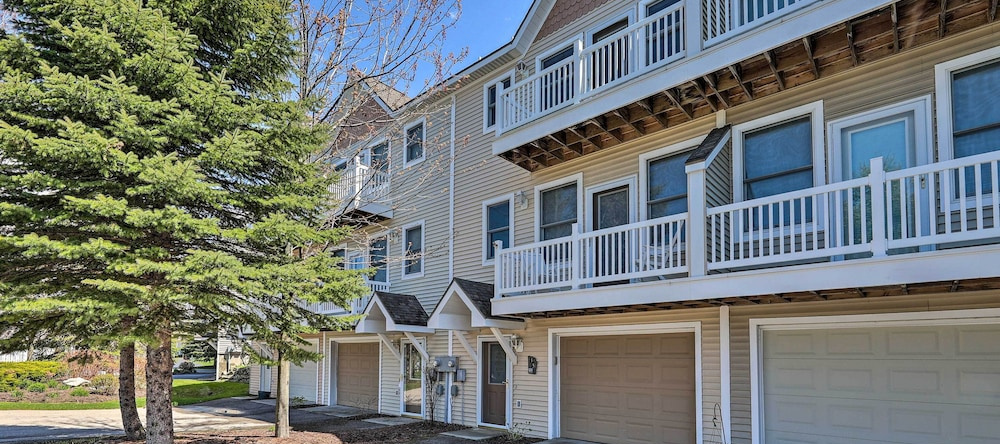 Bright Manistee Condo W/ Beach + Pool Access!, Манисти — фото 1