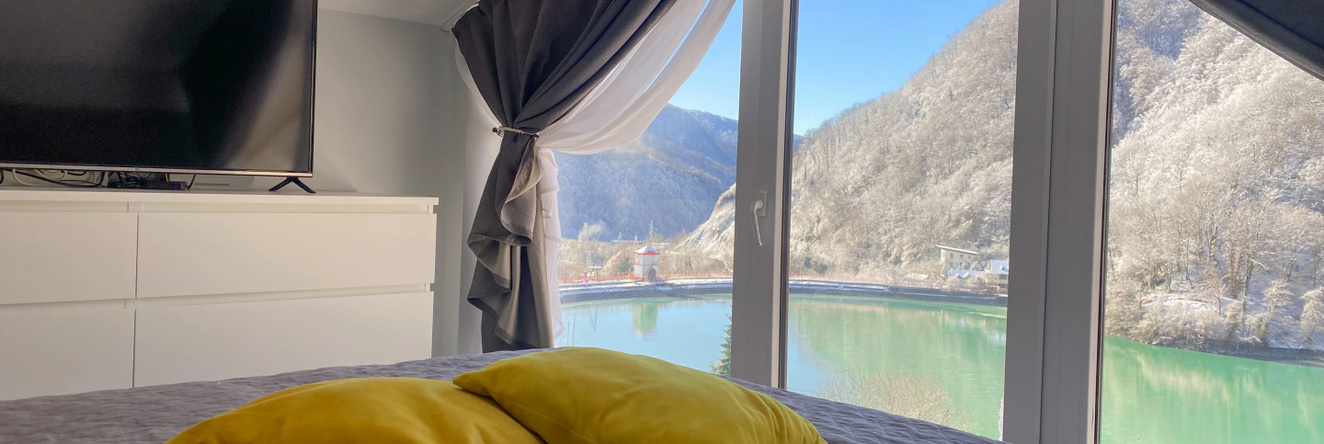 with panoramic views of the lake and mountains Studiya, 红波利亚纳 — 照片 1