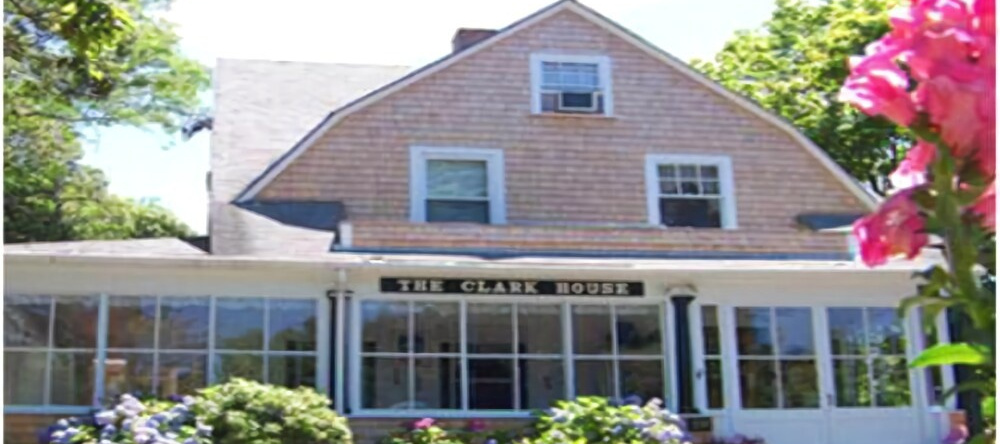 Clark House at the Twin Oaks Inn, 葡萄园港 — 照片 1