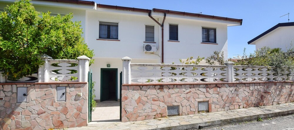 Stunning Home in Roseto Capo Spulico With 4 Bedrooms, 罗塞托卡波斯普利科 — 照片 1