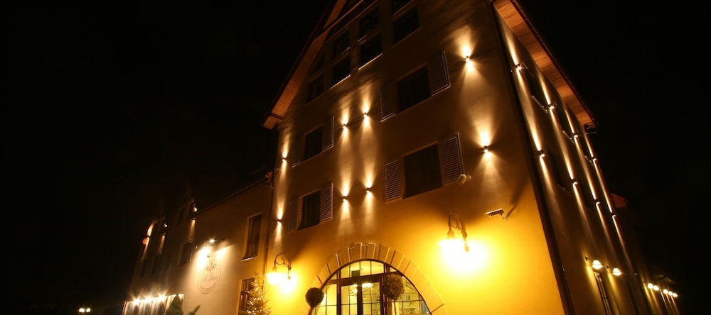 Villa Estera - Hotel & Restauracja, Надажин — фото 1