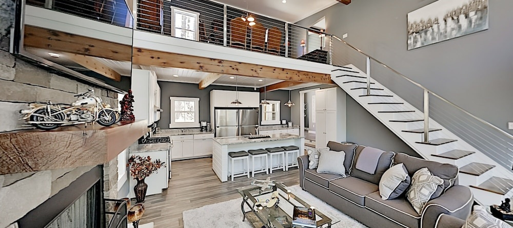 Lavish W/ Hot Tub - Near Asheville, Skiing 3 Bedroom Home, Уивервилл — фото 1