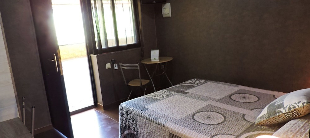 Hostal - Camping Ciudad De Cáceres, Каcерес — фото 1