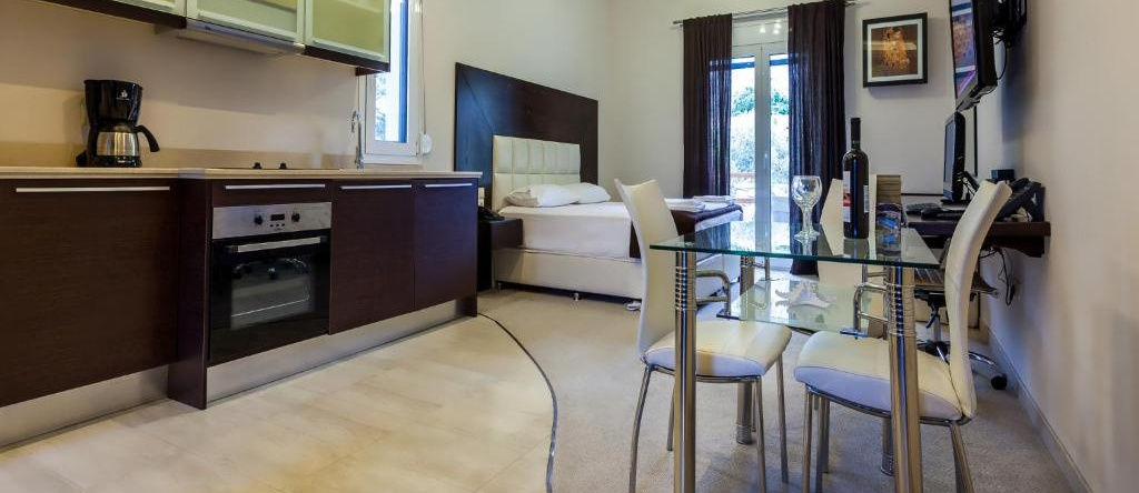 Pearl Bay Hotel Apartments, Vrontados — photo 1