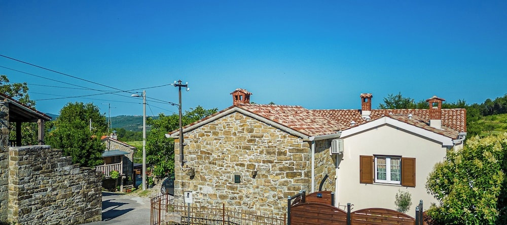 Istrian Stone House With Hot Tub, Копер — фото 1