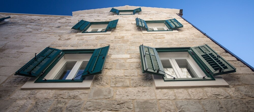 Boutique stone house Franco, 奥米什 — 照片 1