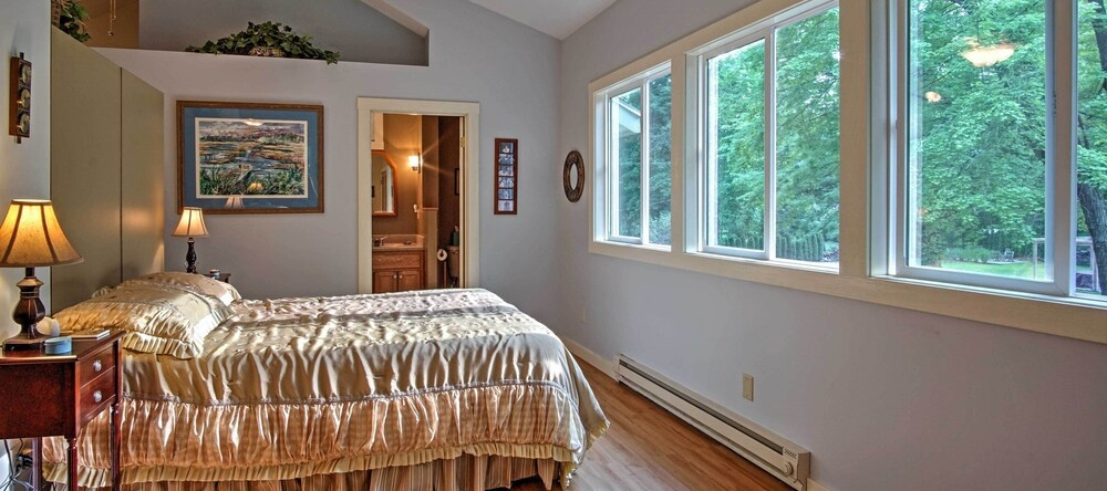 Harbert Cottage w/ Fire Pit: Half Mile to Beach!, 肖尔伍德-塔山-哈伯特 — 照片 1