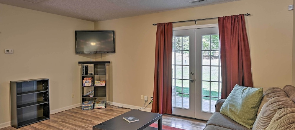 Cozy Greensboro Townhome ~ 7 Mi to UNC Campus, 格林斯伯勒 — 照片 1