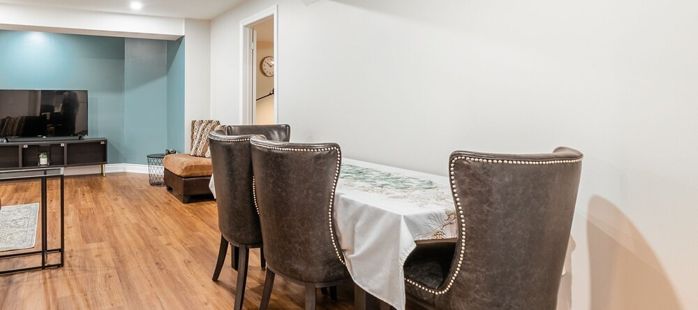 Marvelous Mississauga Family Basement, Миссиссауга — фото 1