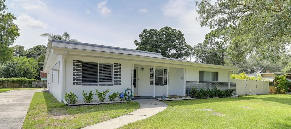 Bright Pinellas Park Getaway w/ Private Pool!, Pinellas Park — photo 1
