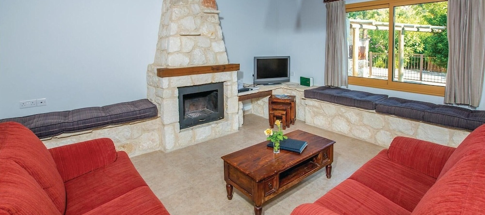 Nice Home in Miliou-paphos With Wifi and 3 Bedrooms, 米利厄 — 照片 1