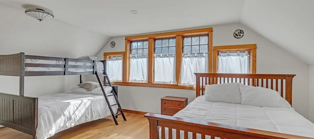 Charming Country 4br Retreat With Riverfront Views 4 Bedroom Cabin, Chama — photo 1