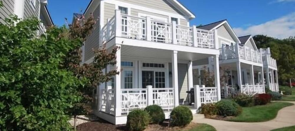 Lake Street Townhome, Saugatuck — photo 1
