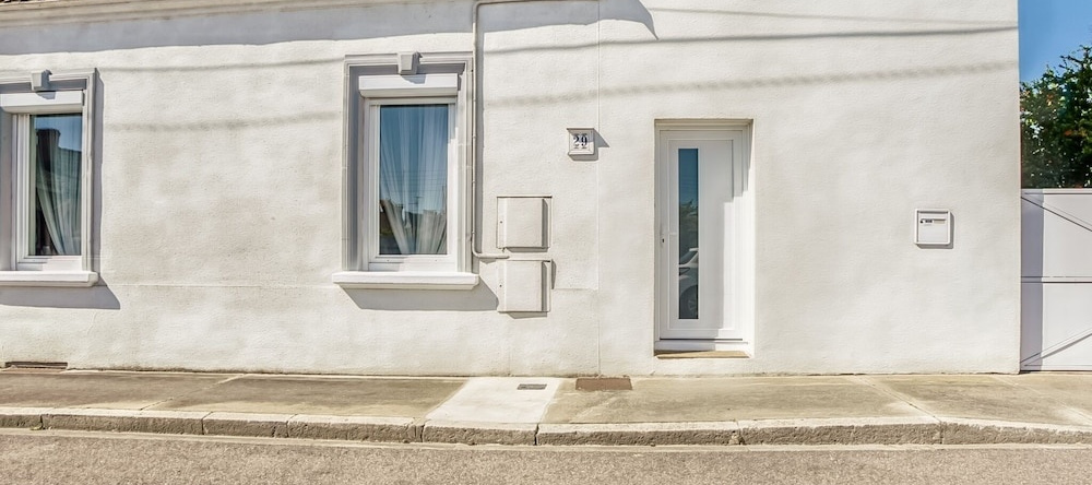 Comfortable Holiday Home in Roanne With Swimming Pool, 罗阿讷 — 照片 1