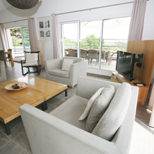 Beautiful Modern Villa With Pool, Jacuzzi and a Luxury Kitchen Island, 普卢格雷斯康 — 照片 3