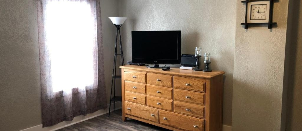 Spacious Rustic Downtown Market St 1 Bedroom Apt, Sleeps Up to 5, Steps to Honeywell & Eagles Theatre, 沃巴什 — 照片 1