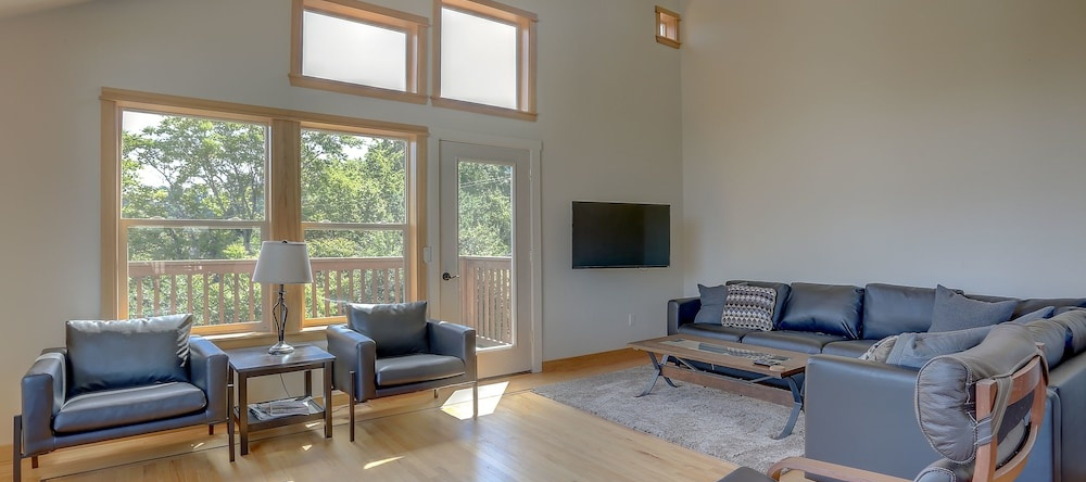 Hutson's Bridgeview **30 Day Minimum** 4 Bedroom Home by RedAwning, Hood River — photo 1
