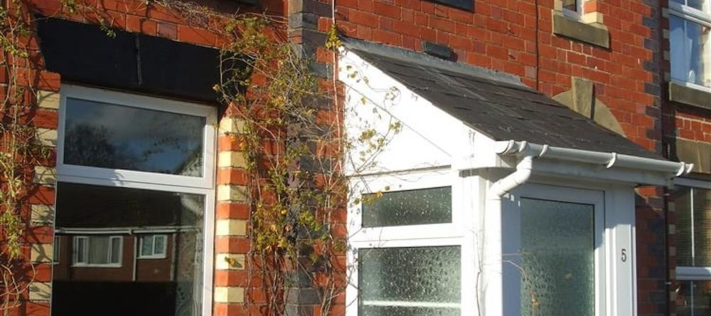 Spacious Holiday Home With Lovely Garden, Ideal Location in South Wales, 拉尼德洛斯 — 照片 1