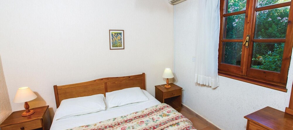 Stunning Home in Miliou Paphos With 3 Bedrooms, Sauna and Outdoor Swimming Pool, 米利厄 — 照片 1