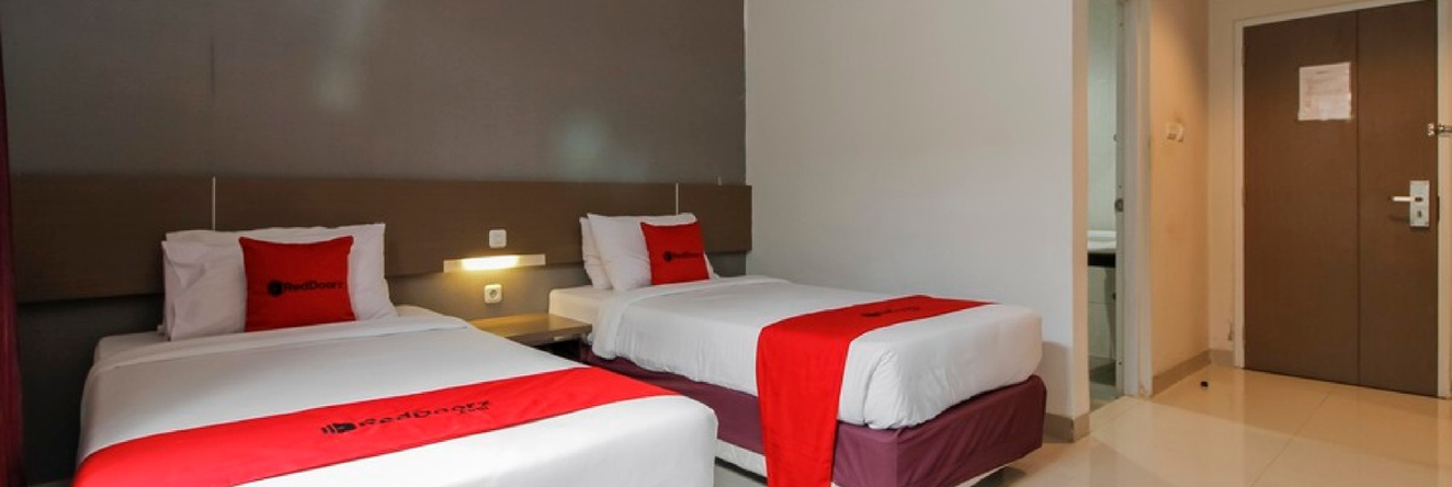 RedDoorz near Goa Sunyaragi, Cirebon — photo 1